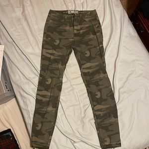 REWASH camo skinny jeans. Size 7/28. Faded camo. Frayed ankles